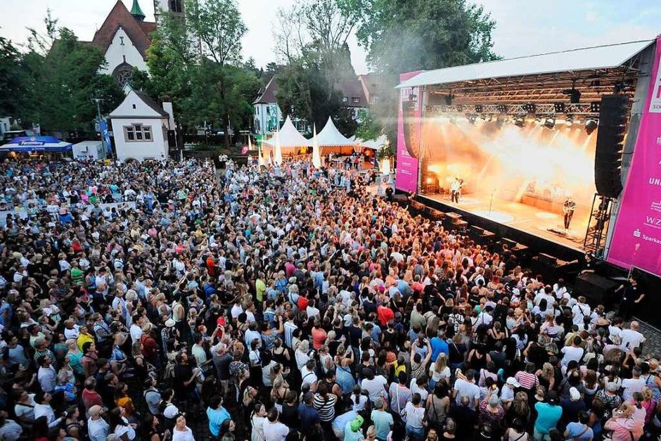 Max Giesinger feierte mit seinen Fans am dritten Tag des Festivals I Em Music auf dem Emmendinger Schlossplatz. (Foto: Markus Zimmermann)