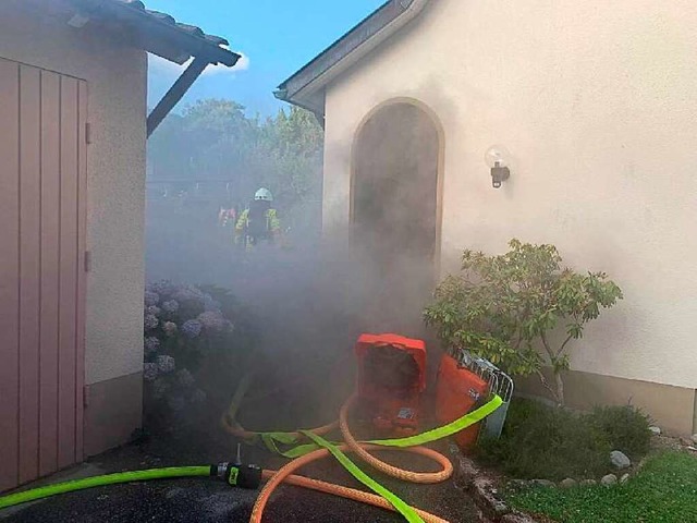 Mchtig Rauch gab es am frhen Samstag... Ludwig-Herr-Strae  in Bad Sckingen.  | Foto: Feuerwehr Bad Sckingen