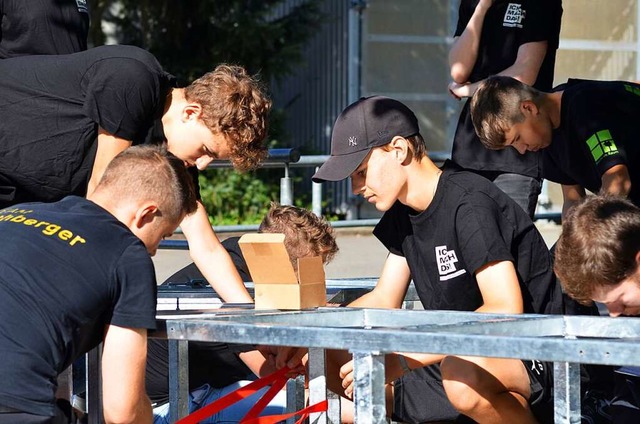 Neuntklssler des Schulzentrums Efring...e Sitzgruppe fr den Pausenhof gebaut.  | Foto: Schulzentrum