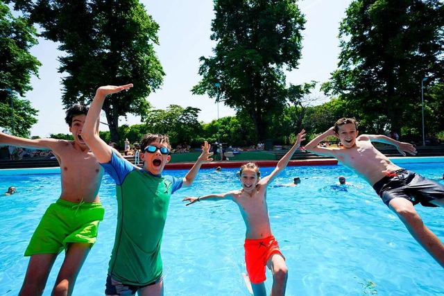 Auch ins Schwimmbad locken Ferienprogr...r Kinder und Jugendliche (Symbolfoto).  | Foto: Jacob King (dpa)