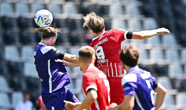 SC-II-Torjäger Vincent Vermeij setzt sich im Kopfballduell hier durch. | Foto: Achim Keller SC-II-Torjäger Vincent Vermeij setzt sich im Kopfballduell hier durch. | Foto: Achim Keller