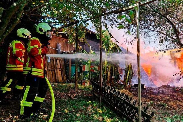 Brand einer Gartenhütte in Gundelfingen sorgt für Unterbrechung des Zugverkehrs