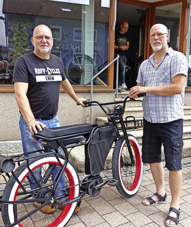 Roland Heinrich (rechts) nahm den lang...cher Fahrradkreationen zu informieren.  | Foto: Heidi Rombach