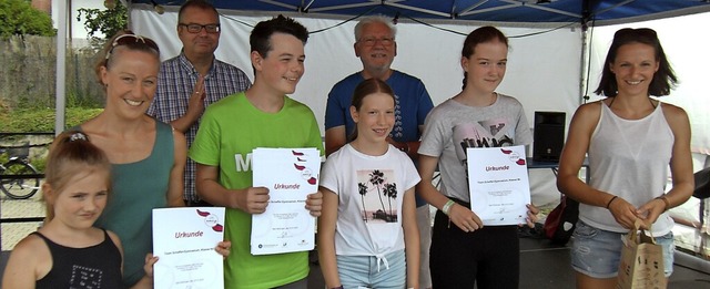 Eine Abordnung des Teams des Scheffelg...r Thelen (hinten rechts) gratulierten.  | Foto: Ernst Brugger