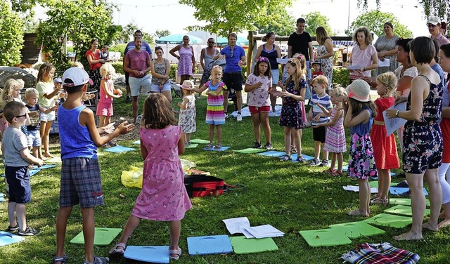 Kinder feierten auf dem Spielplatz am Sonntag einen Gottesdienst.  | Foto: Jrgen Schweizer
