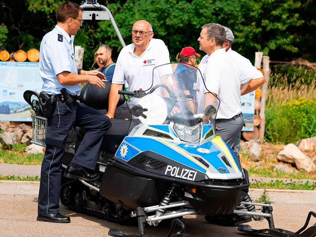 Fachgesprche am Polizeischlitten