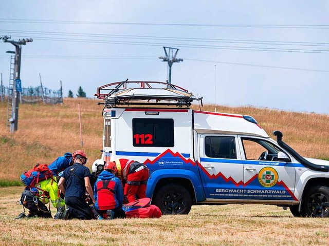 Luftrettung mit dem Helikopter  - Die ... vor Ort und warten auf den Helikopter  | Foto: Wolfgang Scheu