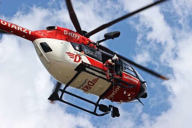 Der Mann wurde mit einem Rettungshubsc... in eine Klinik geflogen. (Symbolbild)  | Foto: Bodo Schackow (dpa)