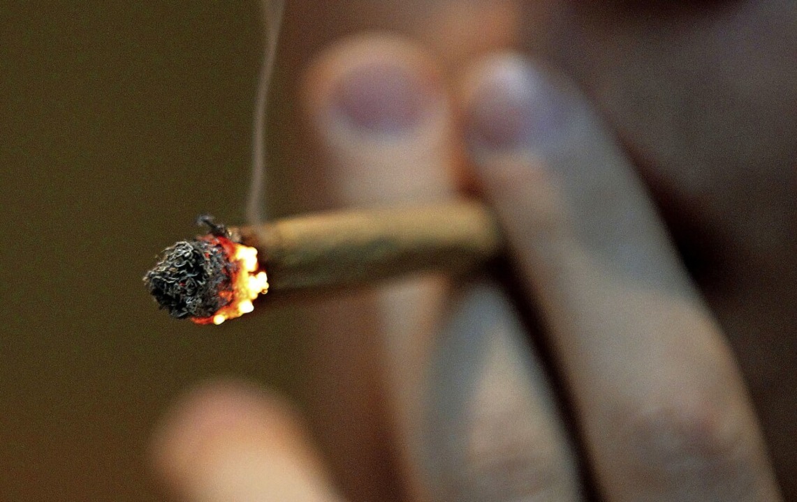 Wer einen Joint raucht, macht sich &#8...beim Alkoholtrinken &#8211; strafbar.   | Foto: Oliver Berg (dpa)