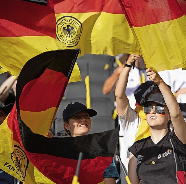 Bei der EM in England wird das deutsch...Team von zahlreichen Fans untersttzt.  | Foto: Sebastian Gollnow (dpa)