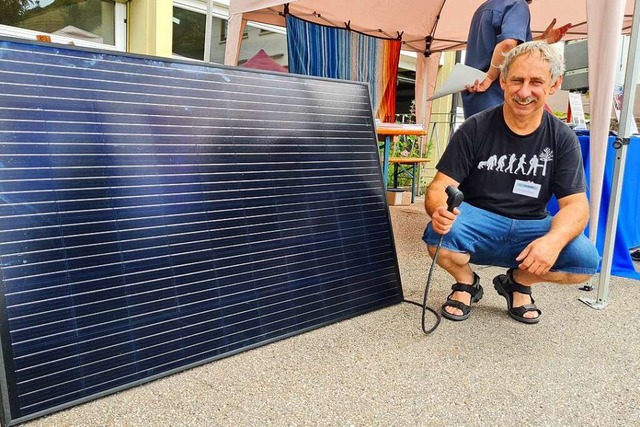 Gerhard Pfeifer zeigte auf dem Zukunft...it einem Solarmodul Strom zu erzeugen.  | Foto: Gerald Nill