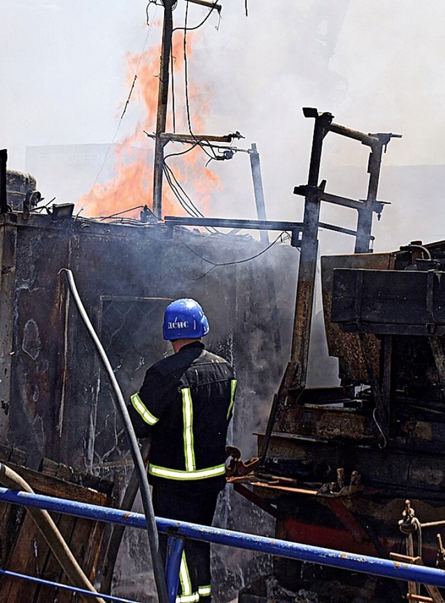 Lscharbeiten im Hafen von Odessa nach dem russischen Angriff  | Foto: STR (AFP)