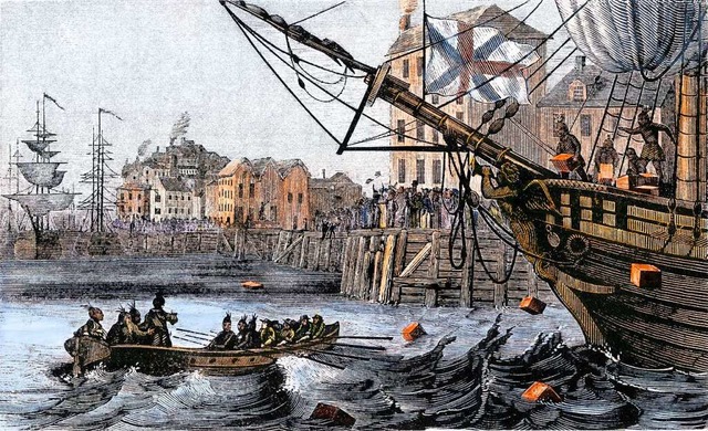 Die Boston Tea Party in einem Bild des...erfen eine Schiffsladung ins Wasser.    | Foto: akg