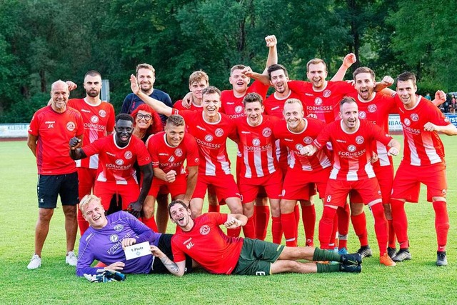 Stolze Sieger: Die Bezirksliga-Fuball...ingen freuen sich ber den Cup-Erfolg.  | Foto: Wolfgang Scheu