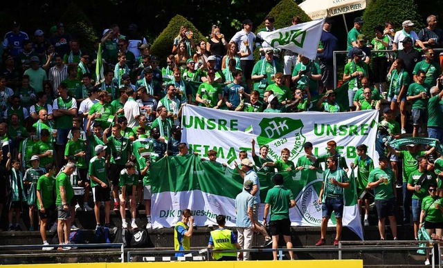 Der Jubel der Fans geht weiter: Die DJ...esliga-Aufsteiger FC Knigsfeld durch.  | Foto: Wolfgang Kuenstle