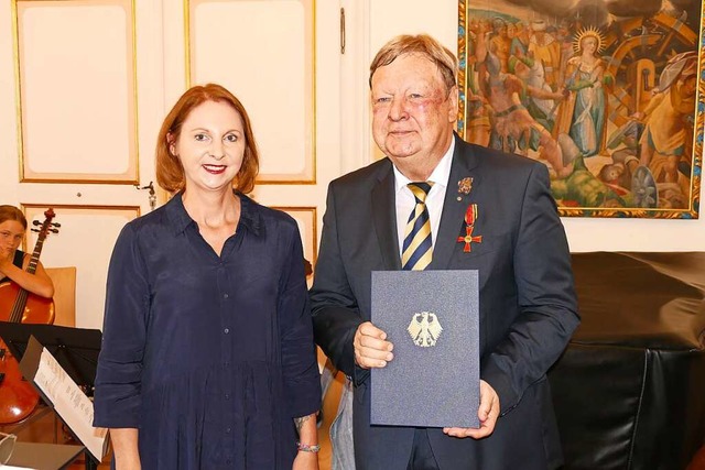 Staatssekretrin Sandra Boser berreic...ger das Bundesverdienstkreuz am Bande.  | Foto: Sylvia Srednniawa