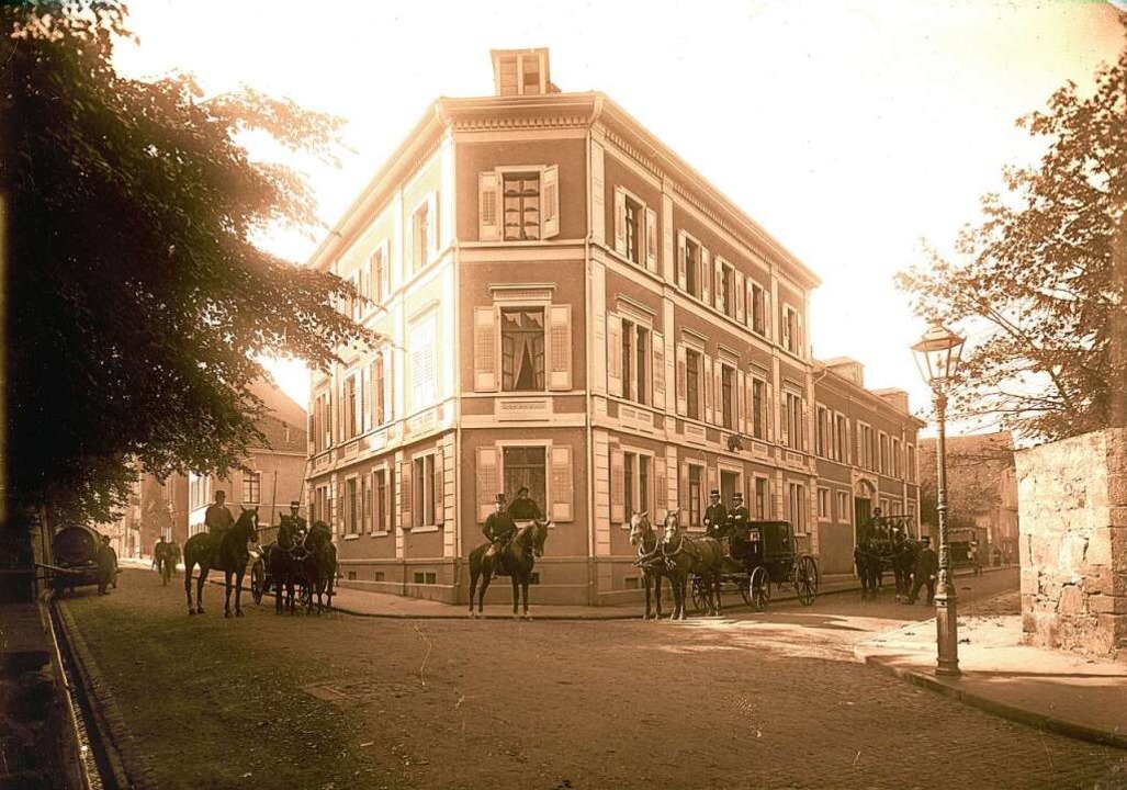 Das Gebude der Lohnkutscherei Braun (... einer rund 150 Jahre alten  Aufnahme.  | Foto: Freiburger Mnsterbauverein