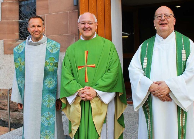 Nach dem Gottesdienst vor der Kirche S...operator Michael Dafferner (von links)  | Foto: Rolf Reimann