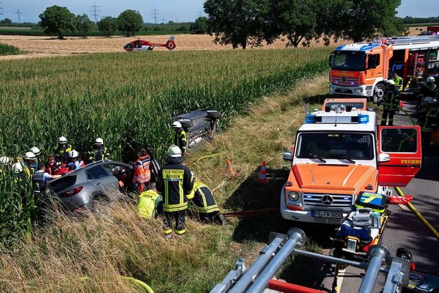 Bei dem Unfall wurden Autos in den  Ma...Frau aus einem der Fahrzeuge befreien.  | Foto: Volker Mnch