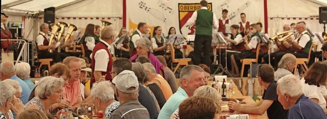 Der Musikverein Oberbrnd spielte im gut besetzten Zelt.   | Foto: Gert Brichta