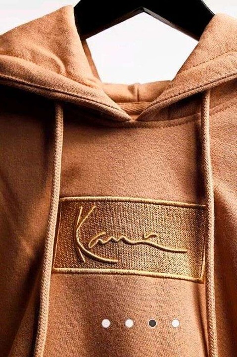 Vermutlich trgt Ayleen so einen beige...nen Kapuzenpullover (Hoodie) mit sich.  | Foto: Polizei