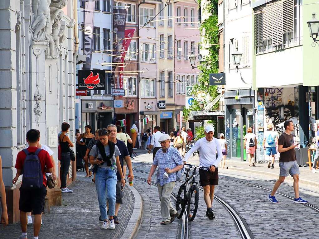 Die Freiburger Innenstadt ist an diesem Juli-Montag gut besucht.