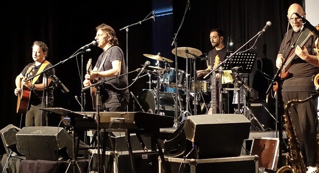 Pippo Pollina (Zweiter von links) mit ...alermo Acoustic Quintet in Laufenburg   | Foto: Peter Schtz
