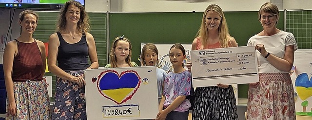 Spenden fr die Ukraine (von links):  ... und Lydia Rau  (Grundschule Schlatt).  | Foto: Stadt Bad Krozingen