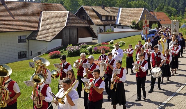 Der Himmel lachte: Bei herrlichem Somm...t, einmal mitten durch das halbe Dorf.  | Foto: Hans-Jrgen Sackmann