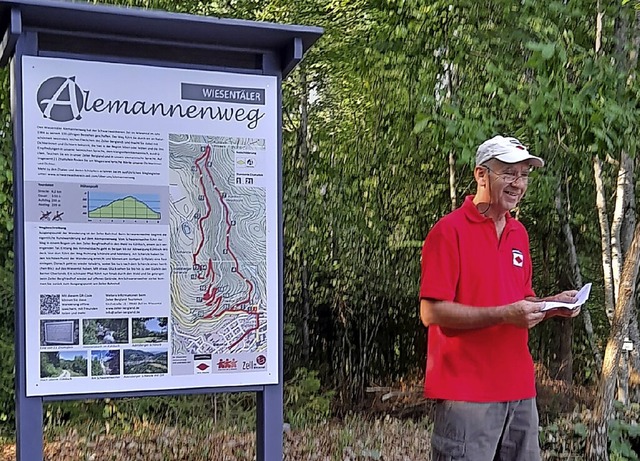 Arno Zimmermann prsentiert eine Informationstafel am Alemannenweg.  | Foto: Uli Merkle