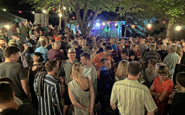 Der warme Sommerabend lockte mehr als 400 Gste auf den Festplatz.  | Foto: Georg Ganter