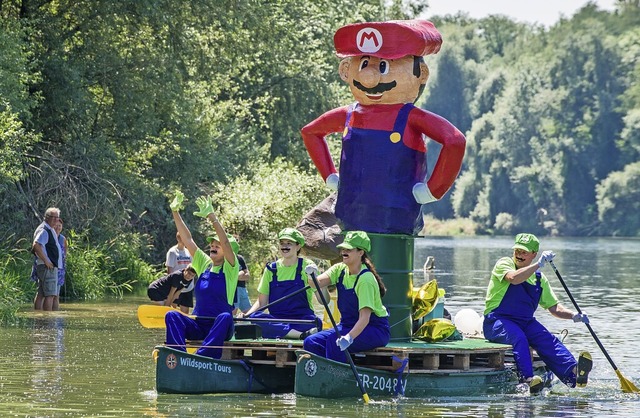 Eins von drei selbst gestalteten Booten: Super Mario schmckt das Deck.  | Foto: Alexander Anlicker