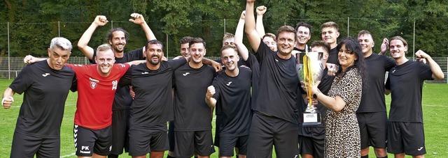 So sehen Sieger aus: Die Fuballspiele...cher nehmen den Siegerpokal entgegen.   | Foto: Michael Sesiani