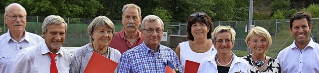 Eine Verbandsehrung erhalten (von link...rechts) ist der neunte TC-Vorsitzende.  | Foto: Sebastian Barthmes