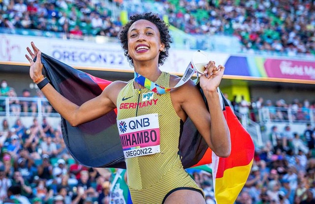 Malaika Mihambo freut sich ber WM-Gold.  | Foto: Michael Kappeler (dpa)