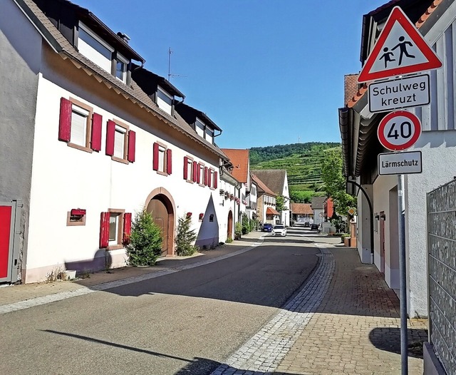 In der Kirchstrae in Oberbergen gilt ...viele Fahrer halten sich nicht daran.   | Foto: Sebastian Ehret