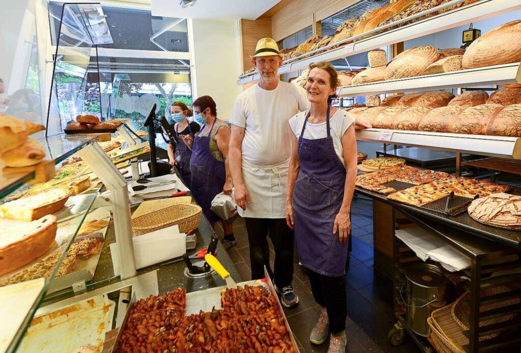 Silvia Stiefvater und Stefan Wiessler (von rechts) in der Bäckerei Bühler.  | Foto: Ingo Schneider