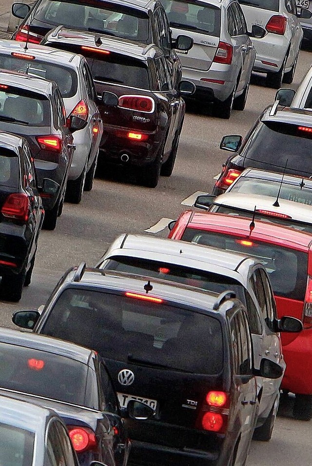 Am Wochenende drohen Staus und stockender Verkehr.  | Foto: Ralph Peters (imago)