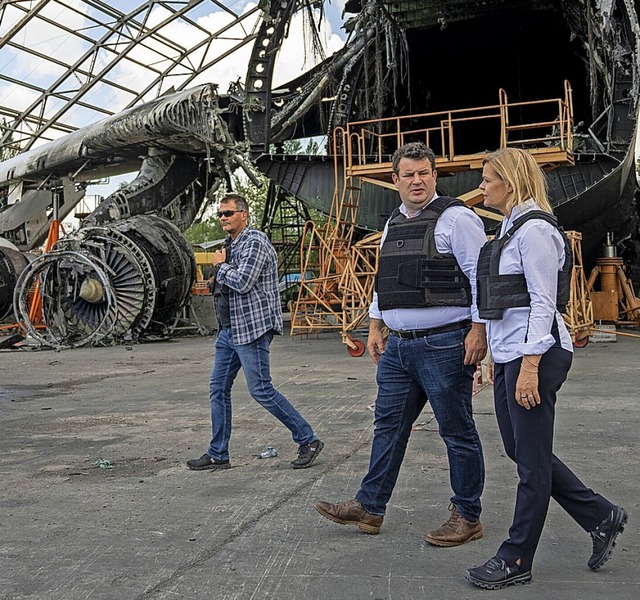 Heil und Faeser (r.) am Flughafen Hostomel  | Foto: Christophe Gateau (dpa)