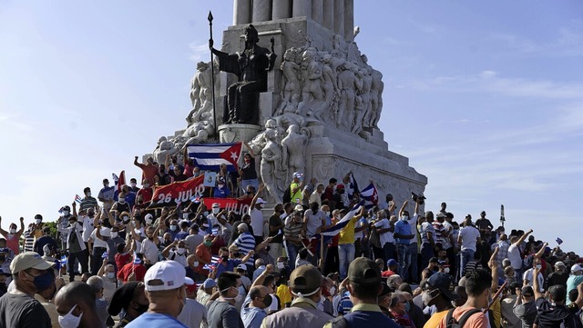 Demonstranten am 11. Juli 2021 am Maximo-Gomez-Denkmal in Havanna   | Foto: Eliana Aponte (dpa)