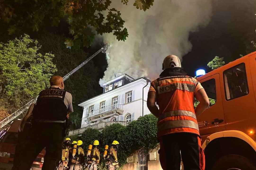 Weitrumig abgesperrt ist der Einsatzo...nster und Tren geschlossen zu halten.  | Foto: Ronja Vattes