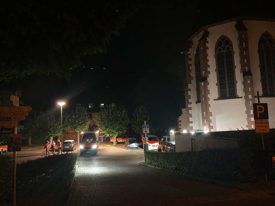 Auf dem Platz an der katholischen Kirc...atius sammeln sich die Rettungskrfte.  | Foto: Ronja Vattes