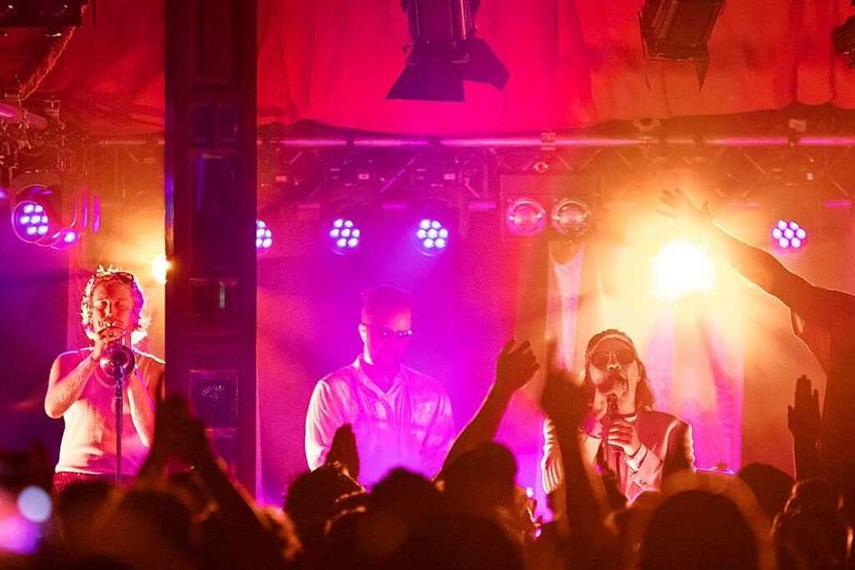Mit einer Mischung aus ironischen italienischen Schlagern und Indie-Pop machten Roy Bianco & Die Abbrunzati Boys im Spiegelzelt gute Stimmung. (Foto: Hubert Gemmert) Mit einer Mischung aus ironischen italienischen Schlagern und Indie-Pop machten Roy Bianco & Die Abbrunzati Boys im Spiegelzelt gute Stimmung. (Foto: Hubert Gemmert)