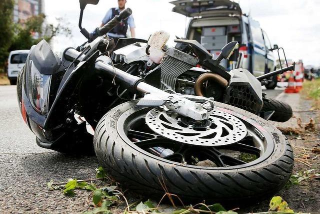 Motorradfahrer weicht Auto aus, strzt und verletzt sich schwer