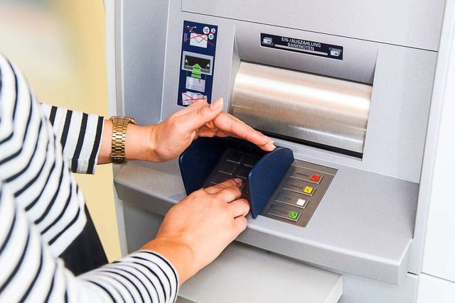Um sich vor kriminellen Tricks zu sch...IN am Geldautomaten verdeckt eingeben.  | Foto: Benjamin Nolte (dpa)
