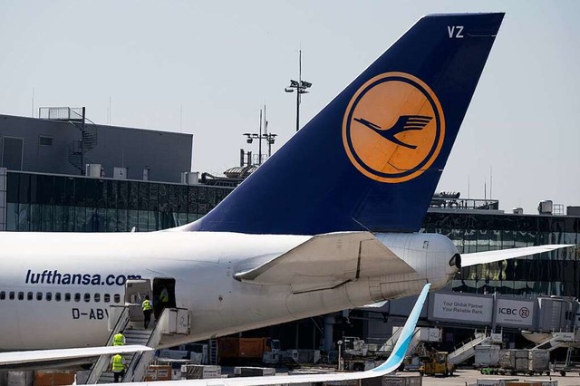 Eine Passagiermaschine der Lufthansa s...em Vorfeld des Frankfurter Flughafens.  | Foto: Boris Roessler (dpa)