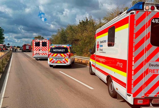 Ein Groaufgebot von Feuerwehr und Ret...shubschrauber, eilte zur Unfallstelle.  | Foto: Feuerwehr Neuenburg