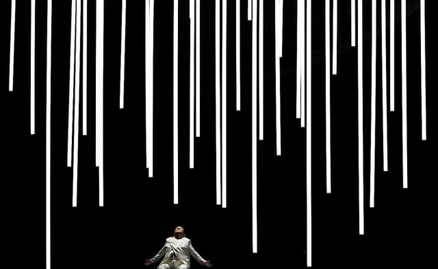 Stephen Gould als Tristan in dem von Piero Vinciguerra entworfenen Bhnenraum  | Foto: Enrico Nawrath (dpa)