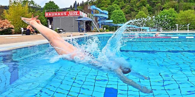 Ob schwimmen oben ohne oder mit kann i...dern nun jede Frau selbst entscheiden.  | Foto: Michael Bamberger