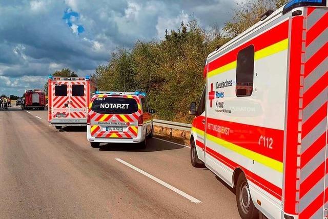 Unfall mit Jugendgruppe: Elf Verletzte bei schwerem Verkehrsunfall bei Neuenburg